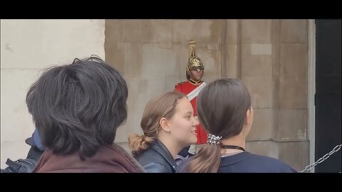 Trying to make the guard laugh and get a smile 😃 #horseguardsparade