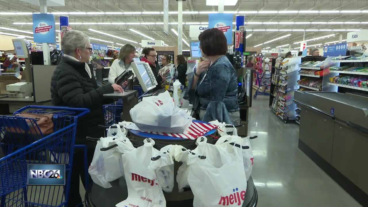 Christmas shoppers deal with last-minute rush