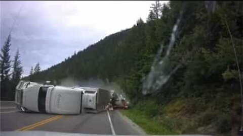 Atrelado de camião solta-se e causa acidente assustador