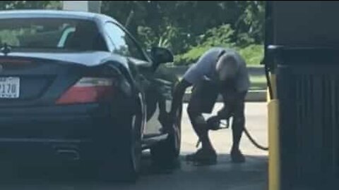 Inconscient, cet homme nettoie sa voiture à l'essence !