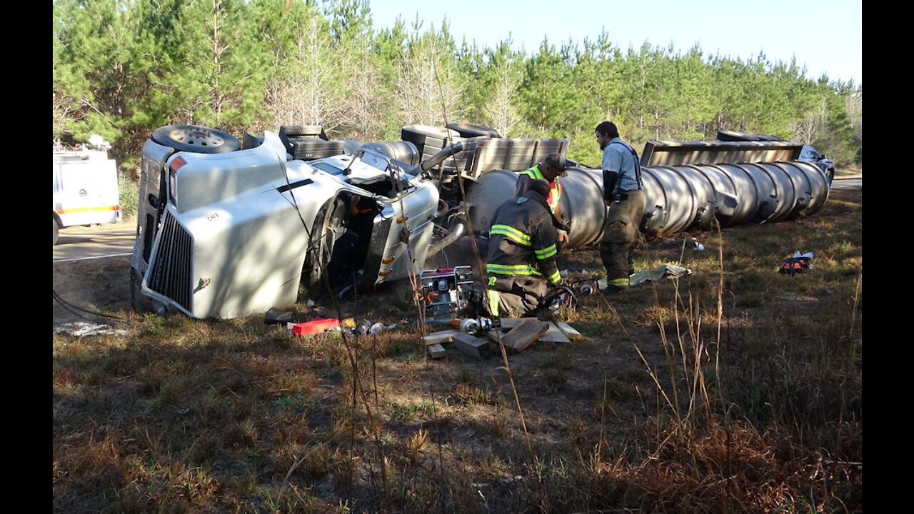 TANKER TRUCK TURNS OVER, BIG SANDY TEXAS, 03/20/22...