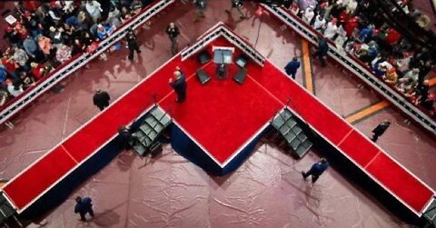 👀 Trumps Stage In SC Yesterday...Search "Bomber" On Q Boards 💀