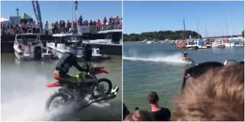 Corre in moto sull'acqua