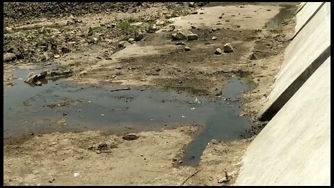 सूखा पड़ा लाखों की लागत से बना अमृत सरोवर
