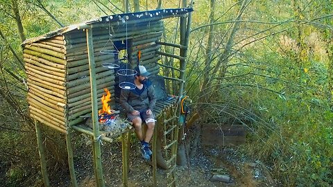 BUSHCRAFT FISHING HOUSE - Complete construction of a shelter to survive in a HIGH FLOOD RISK ZONE!
