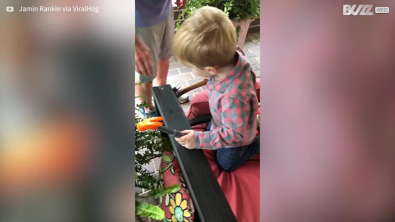 En plein bricolage ce petit garçon fait une chute hilarante