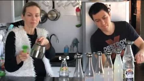 Casal cria música com objetos domésticos durante quarentena