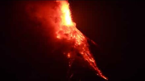 필리핀 화산 Mount Mayon의 놀라운 분출 영상