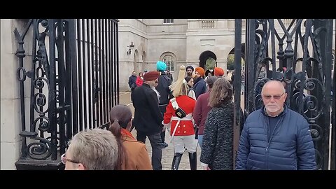 Female kings guard won't let big male tourists stand in her way make way #horseguardsparade