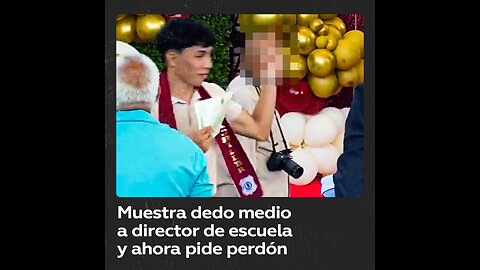 Estudiante venezolano expresa su descontento durante su acto de graduación