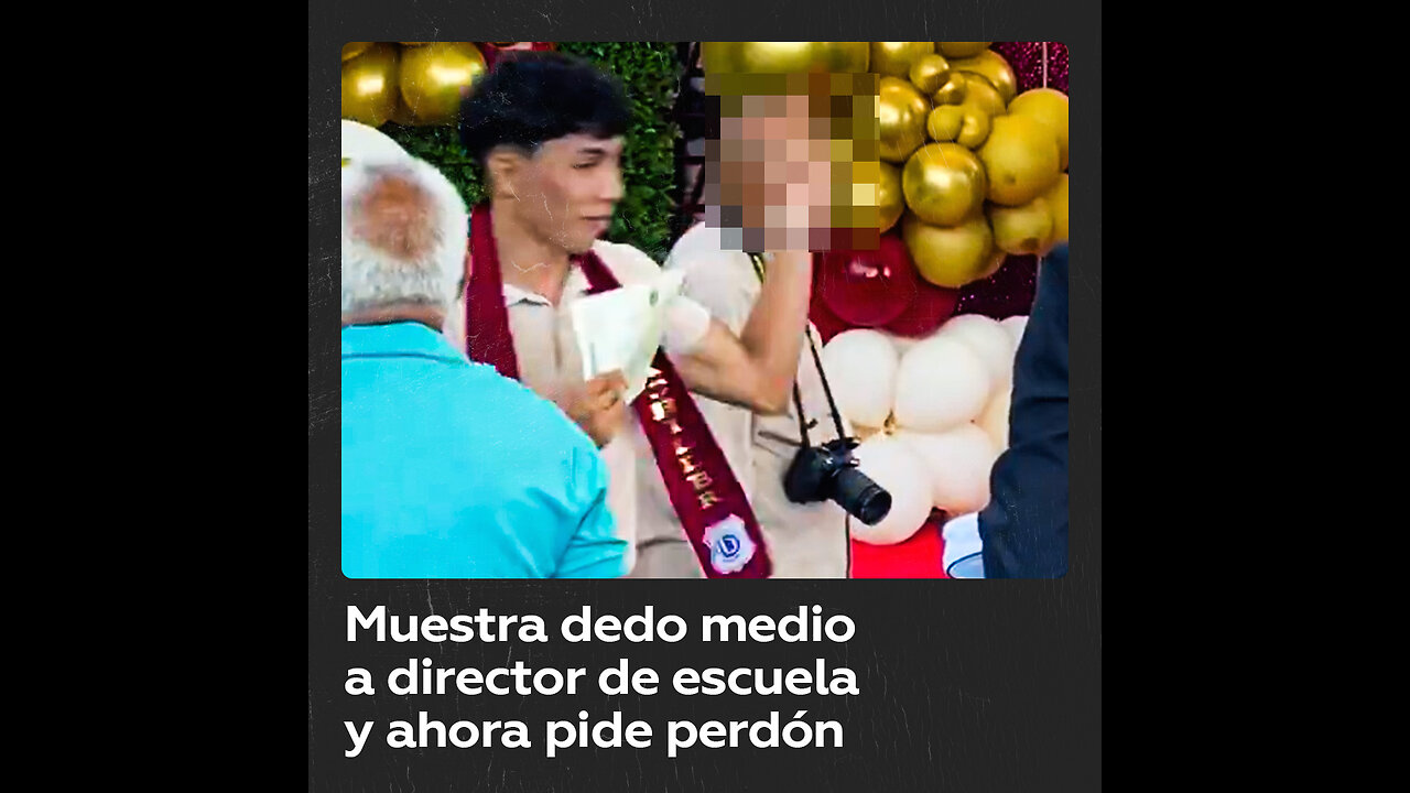 Estudiante venezolano expresa su descontento durante su acto de graduación
