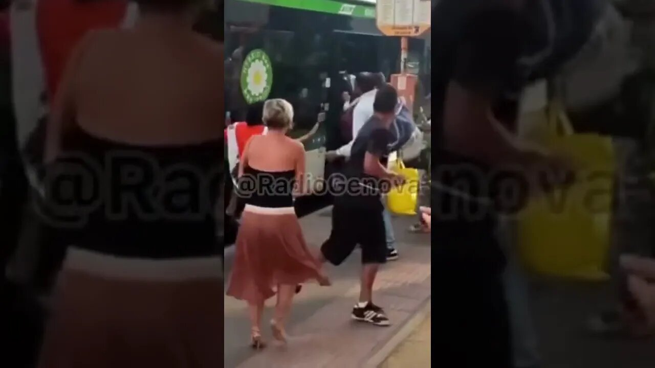 ITÁLIA– Uma horda de migrantes atacou uma mulher indefesa em um ônibus em Milão.