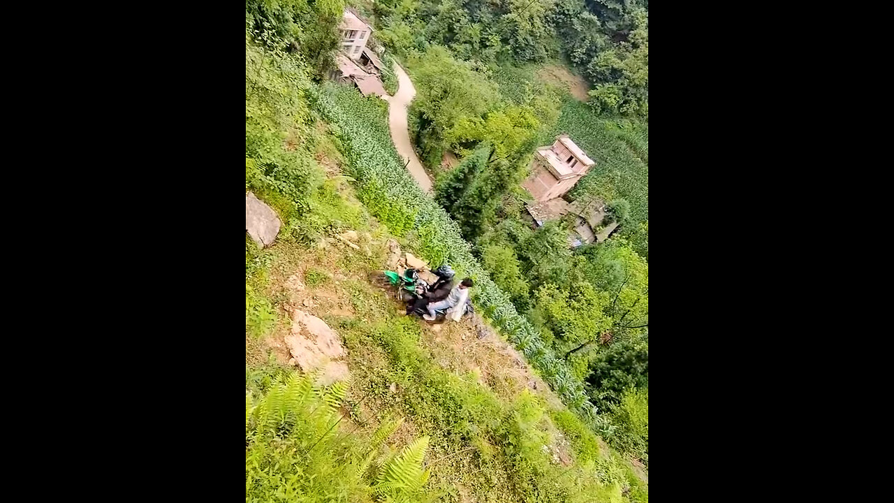 😲 Riding a Motorbike Safely Through the Mountains! 🏍️🌄