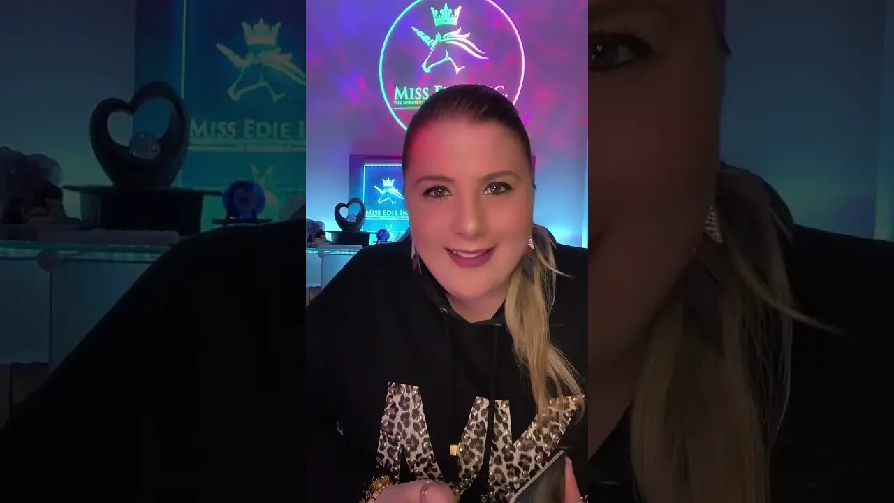 AQUARIUS ♒️ LOVE MAGNET 🧲 ⚡️ HOT STUFF & EMOTIONALLY AVAILABLE 👀 APRIL 🌷 2023 LOVE TAROT READING