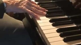 Cette grand-mère joue tous ce que son petit-fils demande au piano