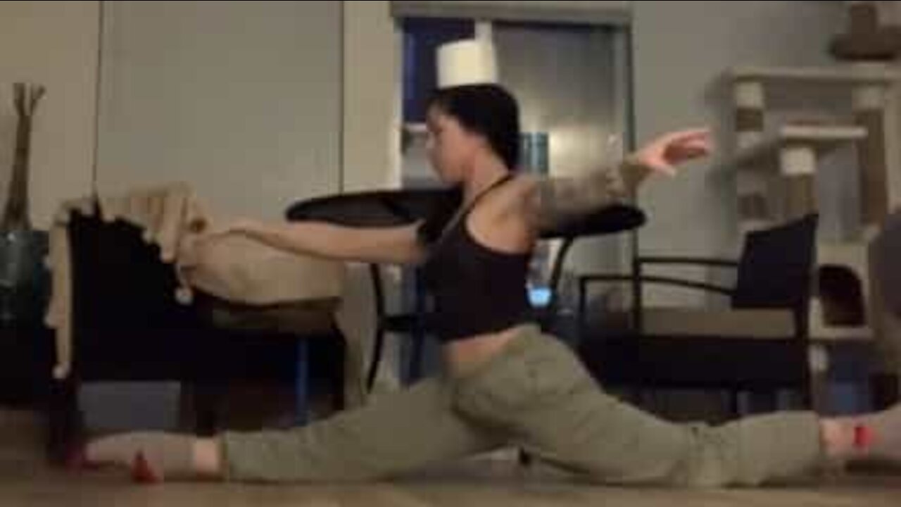 Contortionist splits difference between winning and losing toilet paper challenge