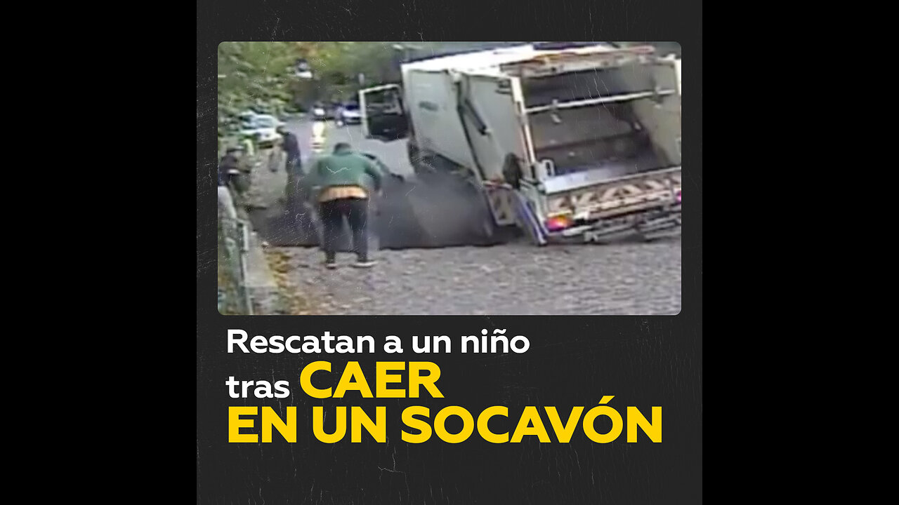 Un niño cae en un socavón frente a su guardería en Rumania