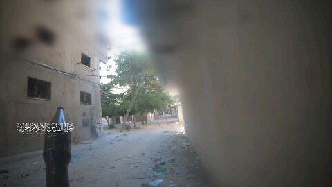 مشاهد من استهداف وتدمير آليات العدو الصهيوني المتوغلة في حي تل الهوا جنوب غرب مدينة غزة.