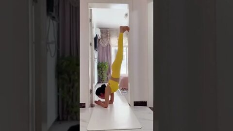 Hot Chinese Girl Get Caught In Her Doorway
