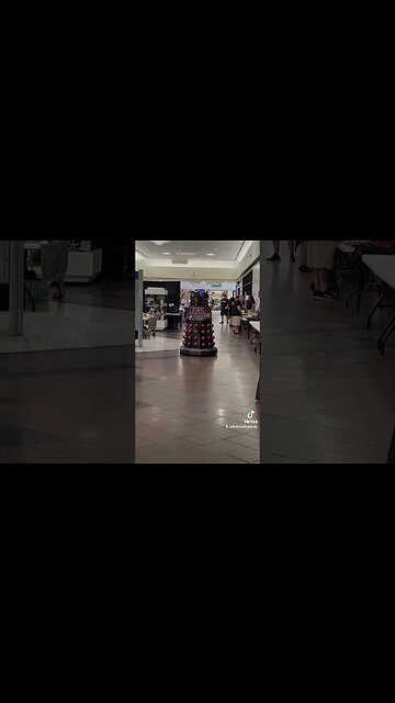 😆 #DALEK GOES SHOPPING AT MALL #DALEKHAL #DOCTORWHO #OHYEAH #YELLO #COSOGRAPHY #SUBSCRIBE #SHORTS