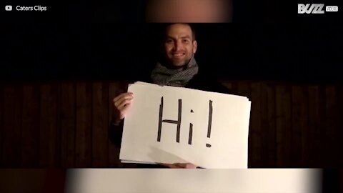 Ricrea la scena di 'Love Actually' per proporle il matrimonio