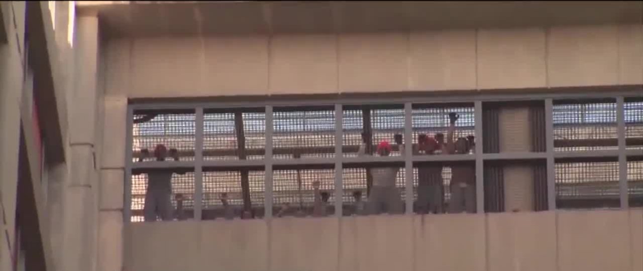 Inmates celebrate after power is restored in NYC federal jail