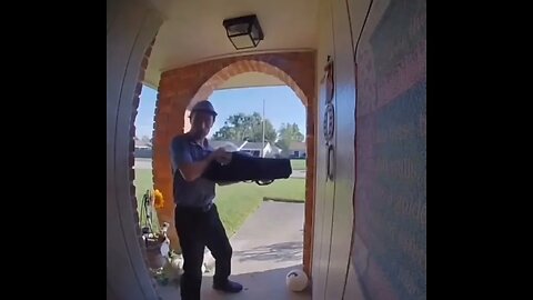 орёт как будто что то в комнату залетело.