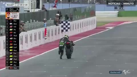 Piloto fica sem gasolina e corre empurrando moto até a linha de chegada