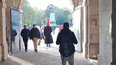 Check the troops fix the belt guard the arches #horseguardsparade