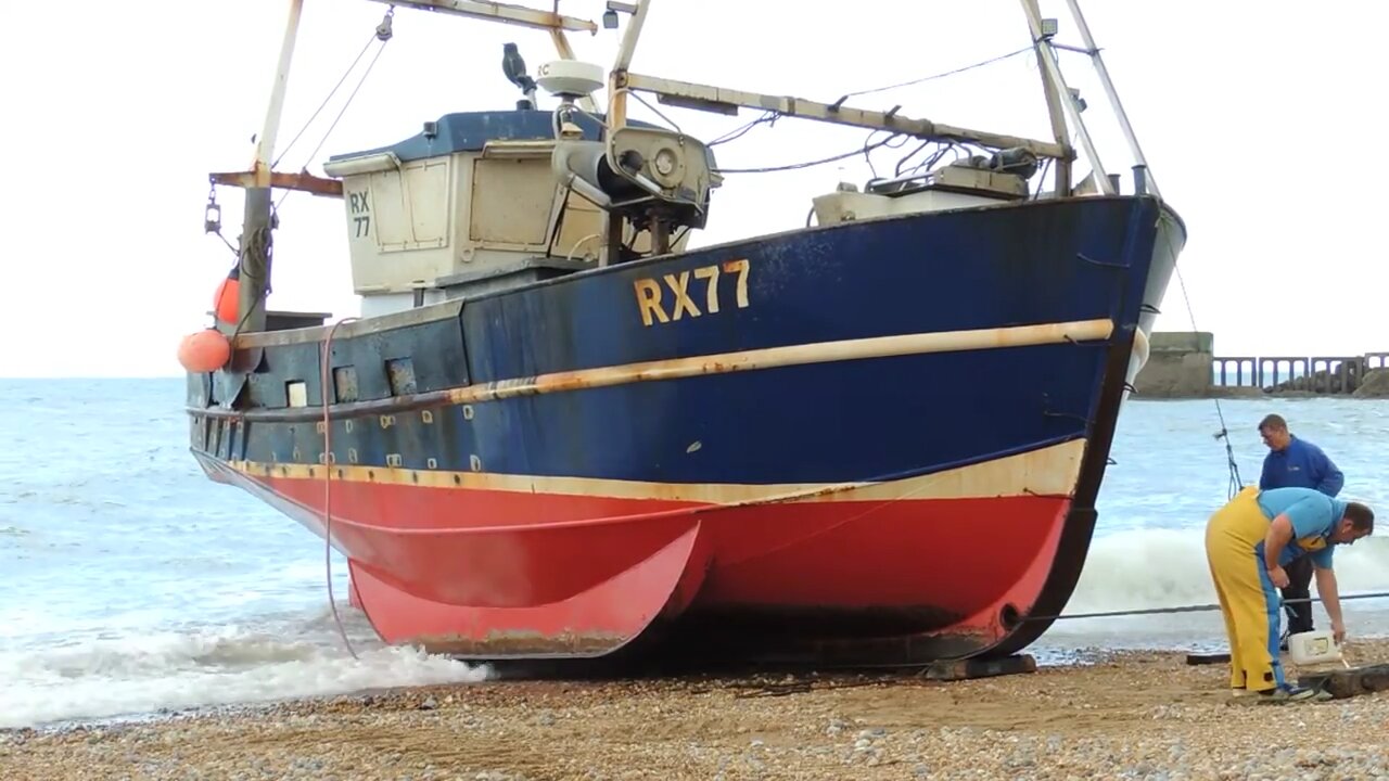 RX77 Hastings Fishermen Returning To Land And Unload There Catch