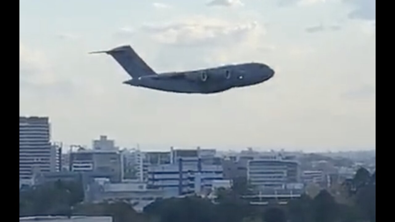 C-17 Flying SUPER LOW Through Brisbane