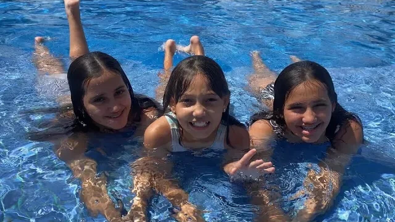 DESAFIO DA PISCINA! Quem fica mais tempo na bola . 3 irmãs demais