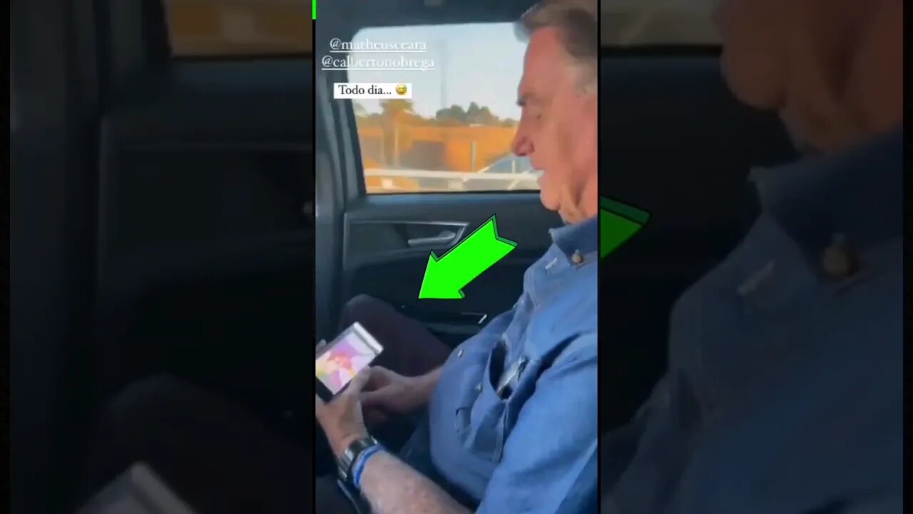 A praça é nossa com o mito sempre humilde assistindo TV no celular