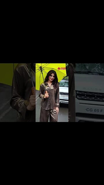 Urvashi Rautela Looks Majestic Under A Yellow Umbrella Wearing Gold Overalls 💖📸 #shorts