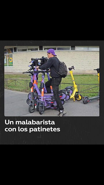 Un empleado transporta patinetes al más puro estilo Tetris