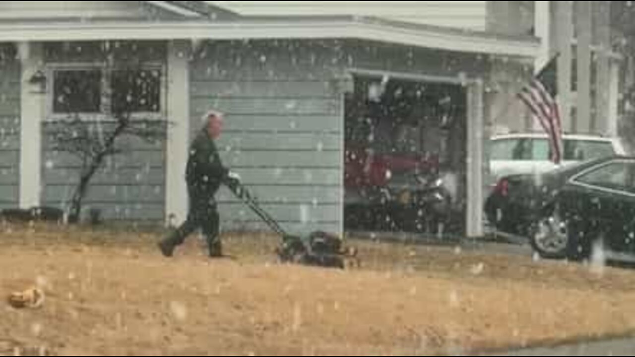 Il tond sa pelouse en pleine tempĂȘte de neige