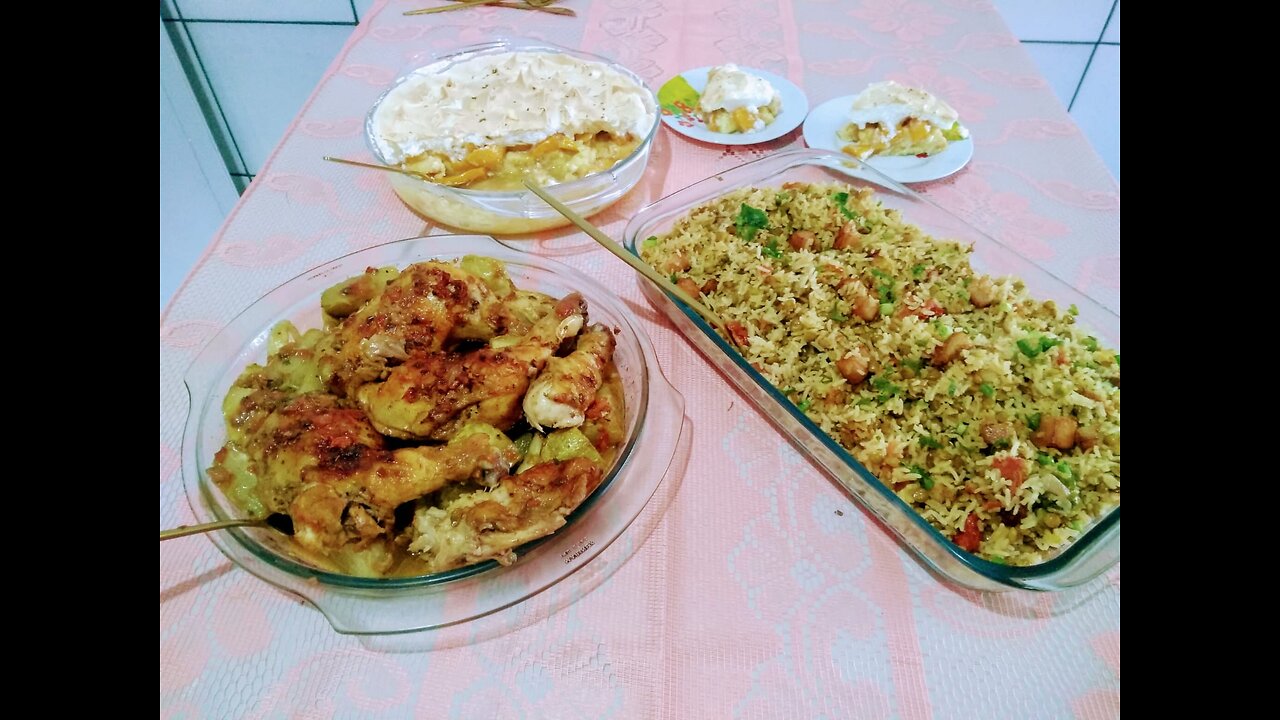 RICE WITH LENTILS, CHICKEN WITH CHAYOTE AND PEACH PIE
