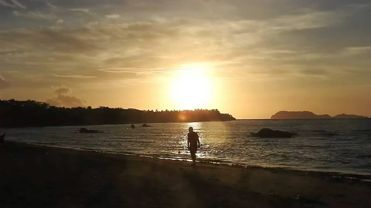 The Creator’s creation: beautiful sunrise in the Philippines