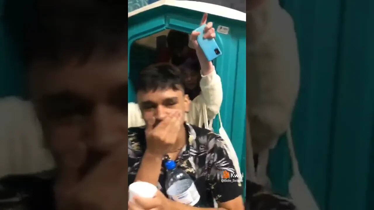 ELA mesma explica o que seria banheiros NÃO BINARES.
