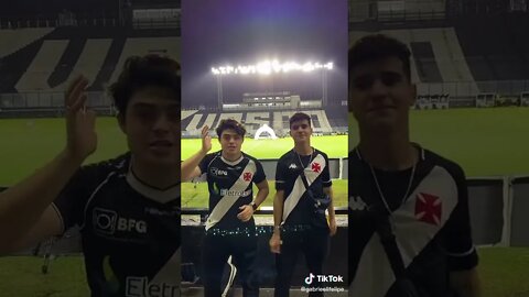 "Vascaínos" dançando tiktok enquanto o time é rebaixado