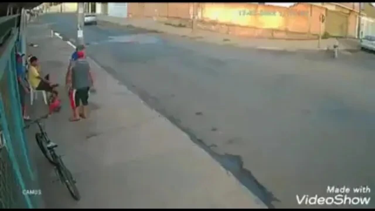 Man save young girl from colliding with pole