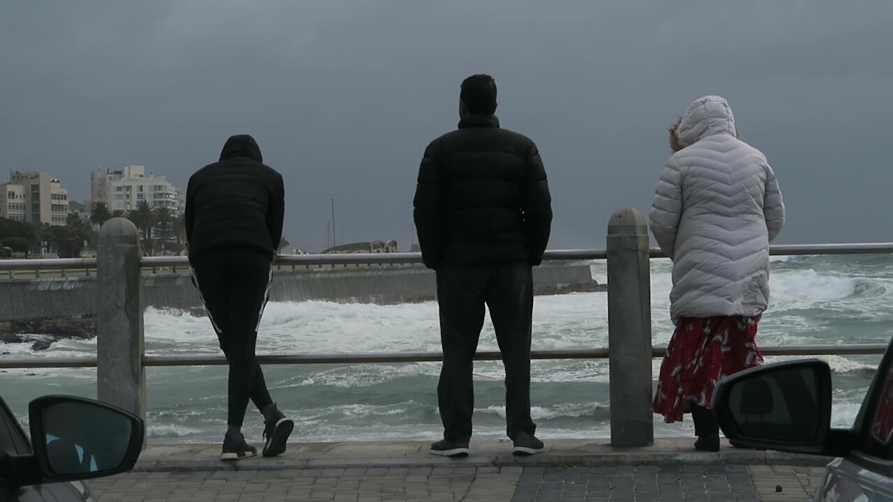 SOUTH AFRICA - Cape Town - Wintry weather in Cape Town (Video) (73q)