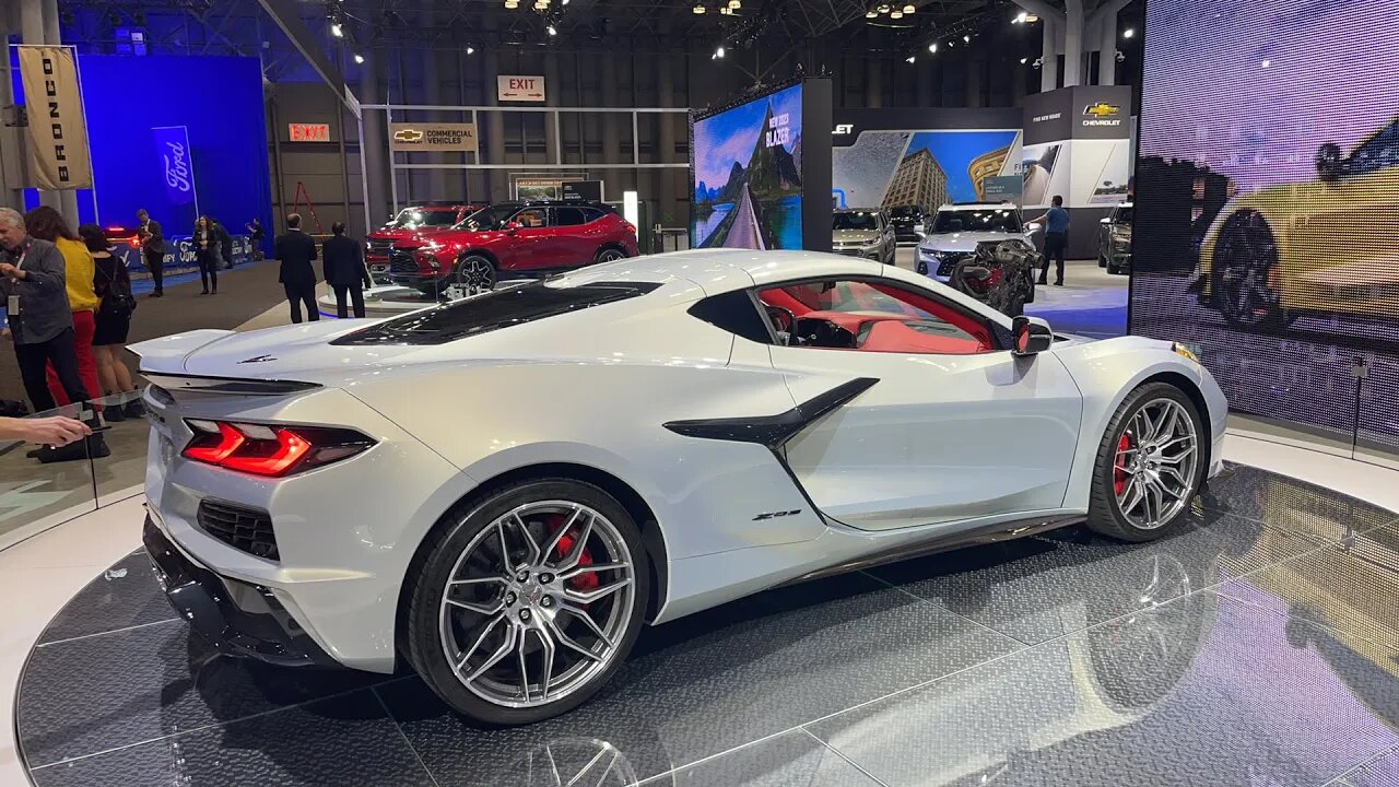 *** LIVE *** 2023 Corvette Z06 & Z06 convertible WALK-AROUND | NEW York Auto Show