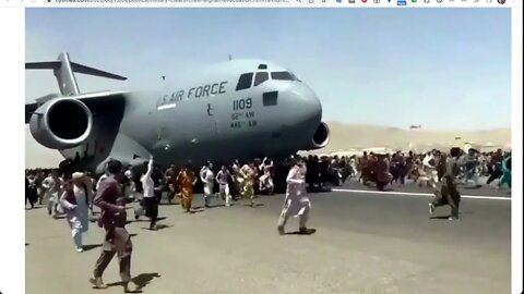 空軍批准一架美國軍用 C-17 貨機的機組人員於去年 8 月從喀布爾的哈米德卡爾扎伊國際機場起飛，儘管機翼上有人員
