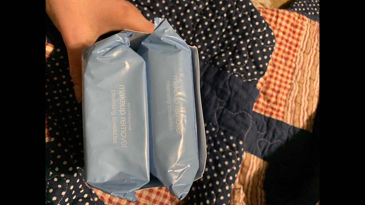Neutrogena Makeup Remover Cleansing Face Wipes, Daily Cleansing Facial Towelettes to Remove Wat...