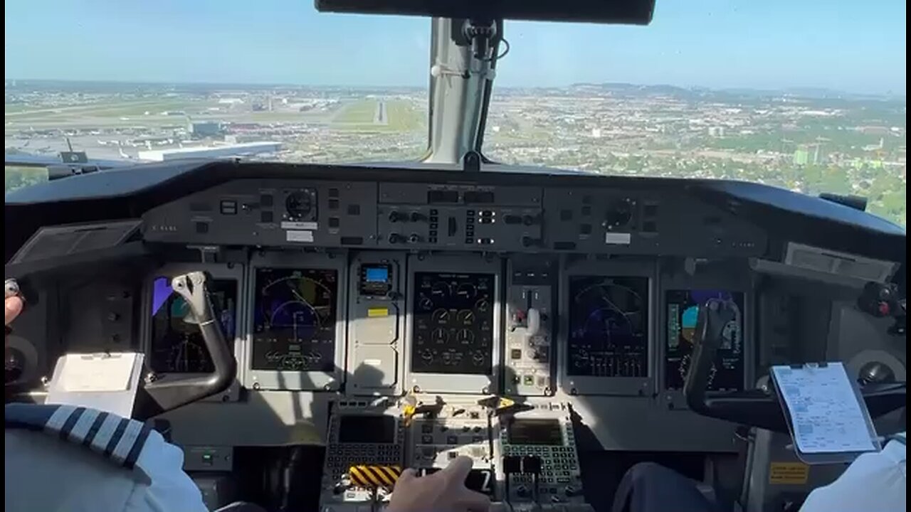 Q400 Landing in Montreal