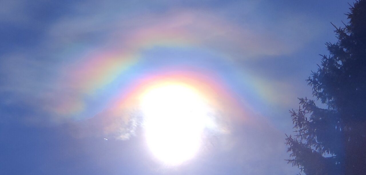 23.6, 25.6.2024: Sun halo, halo color, weird clouds, white trail