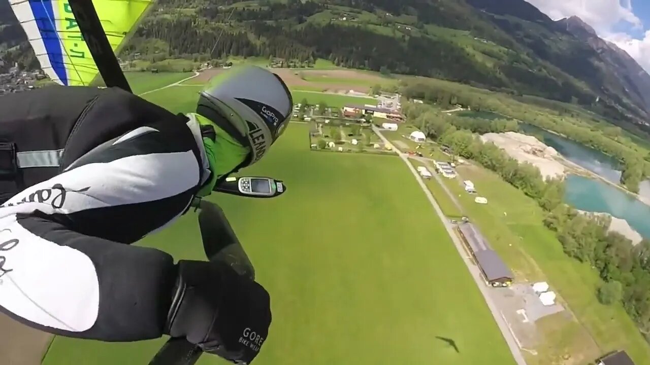 (Sport 11)/A glider circling the snowy mountains is like a fairyland