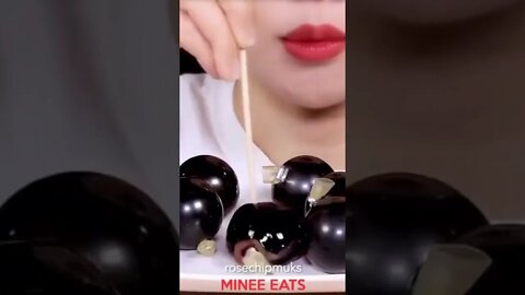 ASMR FROZEN GRAPE EATING SOUNDS #SHORTS
