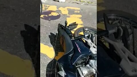 Em Natal, motociclista ultrapassou o sinal vermelho, Av Nevaldo Rocha com a Jaguarari. #shorts